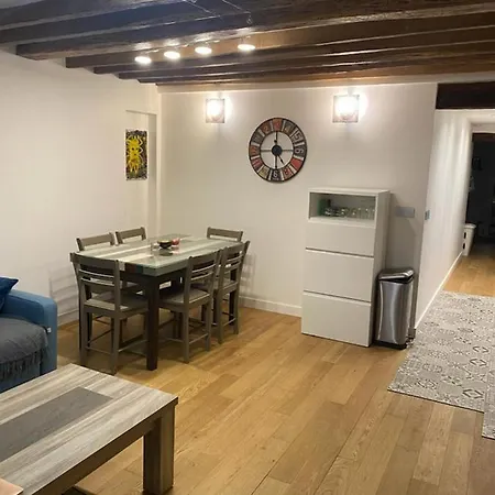 Marais Standing Apartment *